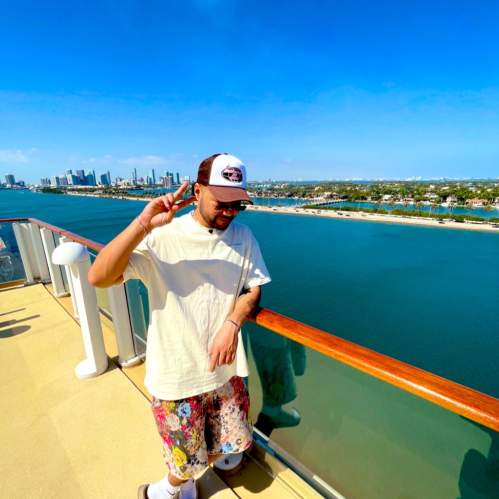 WaxMotif's tweet photo. Whose ready for a new song? https://t.co/4zl3JTRFYA