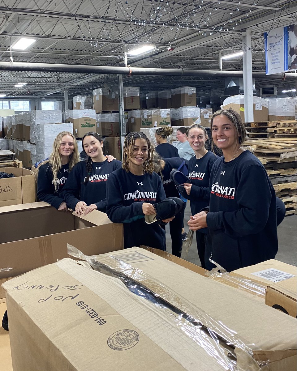 Bearcats out in the community 👏

We volunteered at Matthew 25 ministries this morning! 

#Bearcats | #WePlayFor3