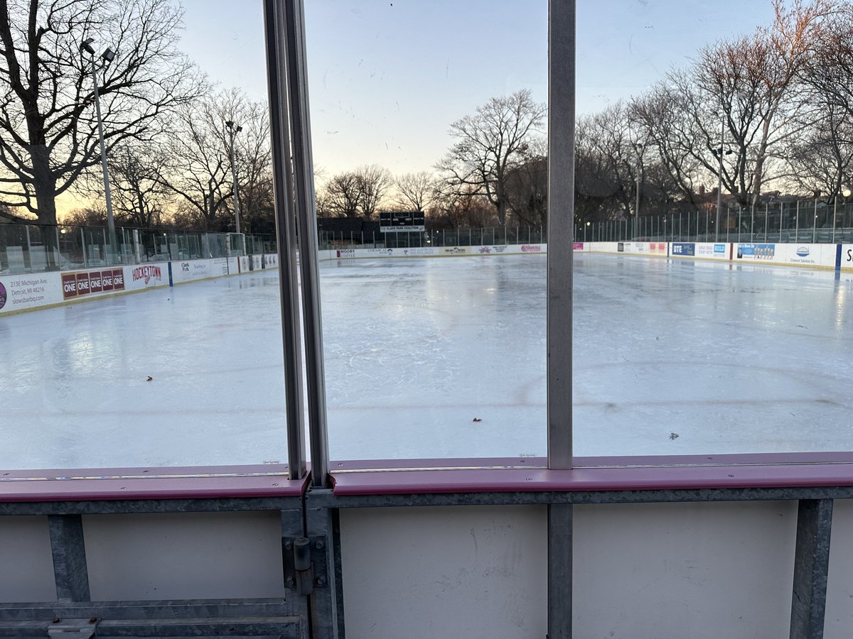 actualDet's tweet photo. Nothing better than some @clarkparkdtroit hockey on a perfect Sunday night https://t.co/aEQOaE6Wgq