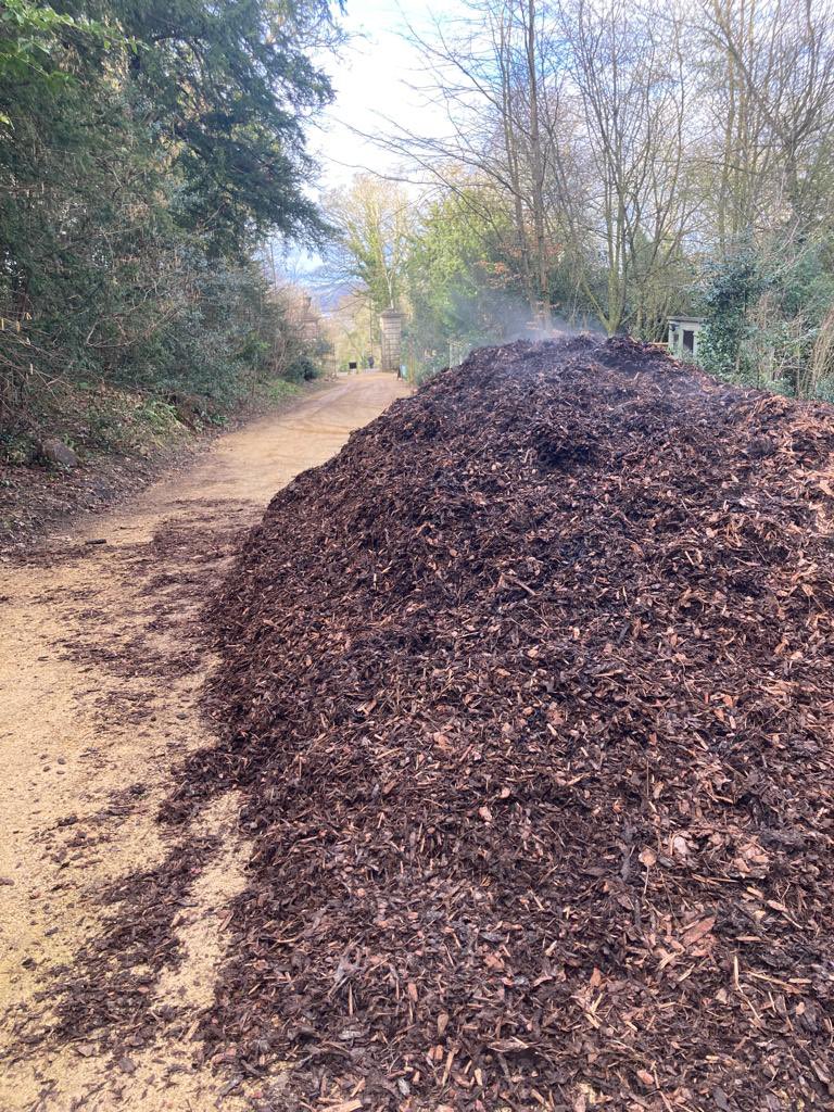 NTinBath's tweet photo. 40 cubic metres of #mulch was delivered at #PriorPark today. This will be used to cover the borders which have recently been replanted as part of the #DamsProject.
Over the last few weeks volunteers have been busy laying a straw mulch on the steeper beds by the lower lake. https://t.co/PS2vBVEhSp
