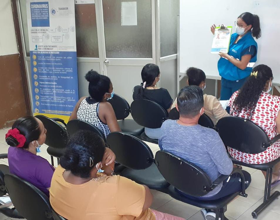 Salud_Guayas's tweet photo. Los profesionales👩🏻‍⚕️👨🏻‍⚕️ de los centros de @Salud_Ec #SocioVivienda2 y #MonteSinaí, socializan las medidas de prevención del #VIH/SIDA.

En estos sitios se recomendó no compartir inyecciones💉, además de utilizar preservativos.

#JuntosPorLaSalud https://t.co/DSMlSDo6KK
