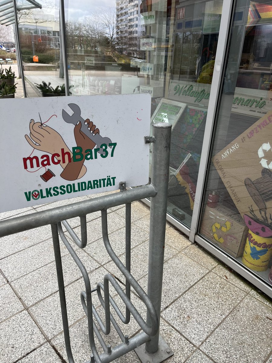 julia_witt's tweet photo. Aktion Nachbarschaft: heute vor Ort im StZ Marzahn, #machbar, dazu kurzer Blick in die #unbezahlbar, Plaudern zur Gesellschaft, Halt, Dankbarkeit, Patenschaftsbäumen. #mahe https://t.co/0GkyjzPJkY