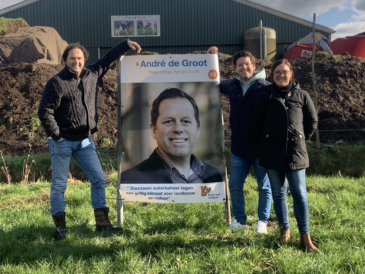 andredegroot11's tweet photo. Thom van Campen, 

Op de terugweg van Doetinchem naar Zwolle, binnendoor uitgestapt op het melkveebedrijf van André de Groot. Hij is naast melkveehouder ook VVD-kandidaat voor het VVD Waterschap Rijn en IJssel.

André heeft een prachtig bedrijf in het Achterhoekse Laren https://t.co/6wGuecQIKW
