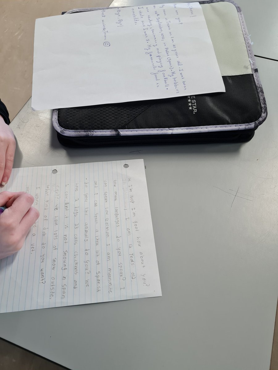 mariapercas's tweet image. Al cole de #carmangayschool me he traído las cartas escritas de los niños del @crafloridaduero Ha sido toda una sorpresa para ellos y ya se han puesto manos a la obra a escribir sus cartas para que me lleve de vuelta a España.
#escuelarural #COMUNICA_ACCION #formacionCyL