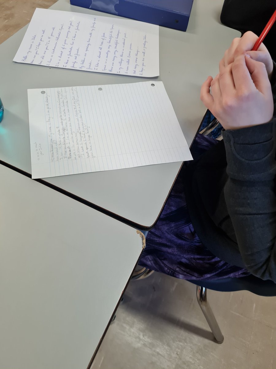 mariapercas's tweet image. Al cole de #carmangayschool me he traído las cartas escritas de los niños del @crafloridaduero Ha sido toda una sorpresa para ellos y ya se han puesto manos a la obra a escribir sus cartas para que me lleve de vuelta a España.
#escuelarural #COMUNICA_ACCION #formacionCyL