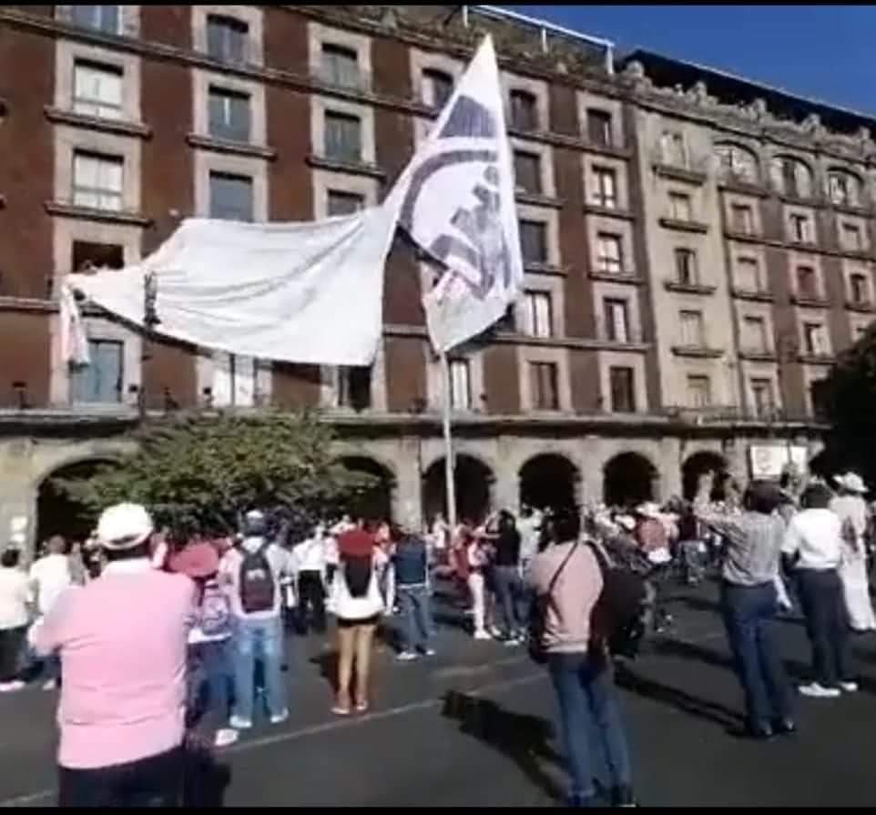 Pueden destruir una lona para ocultar que defienden a un delincuente como Garcia Luna pero todo el pueblo de México sabe que los de ustedes es la corrupción y la impunidad.