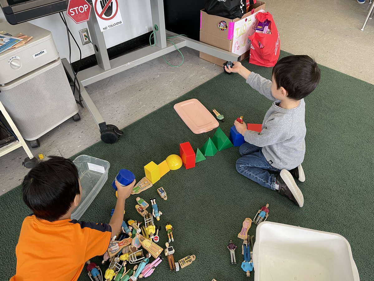 kindieroomthree's tweet photo. 3D solid exploration as begun! Growing minds! #maththinkers @orioleparkjps https://t.co/CzEDusGhpE