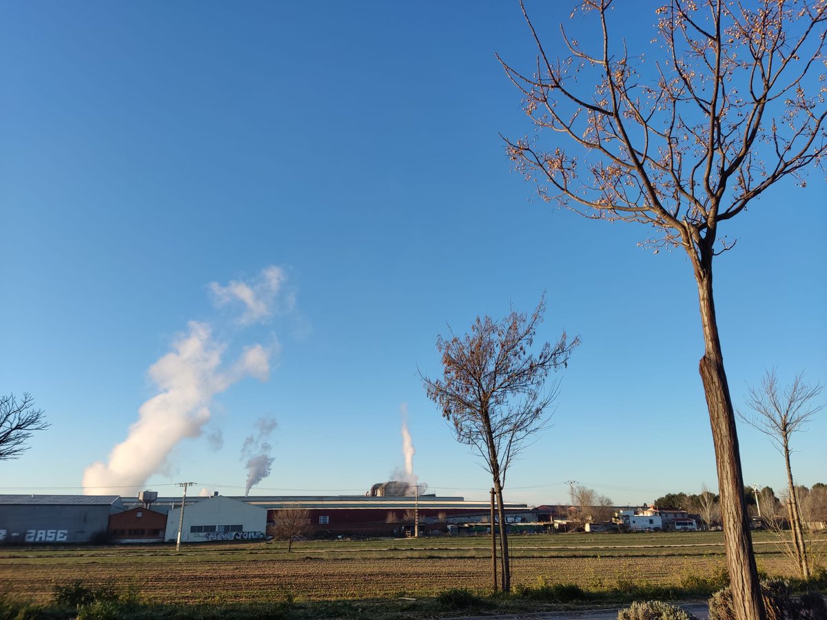 Fenomenal la Zona de Bajas Emisiones (ZBE) que nos han puesto en el barrio. Gracias <a href="/ComunidadMadrid/">Comunidad de Madrid</a> y <a href="/aytogetafe/">Ayuntamiento Getafe</a> por hacer cumplir a #Corrugados con la normativa de emisiones en zona residencial.
#IroniaLosMolinos
Demanda #3 Cumplimiento estricto normativa emisiones
#YaToca