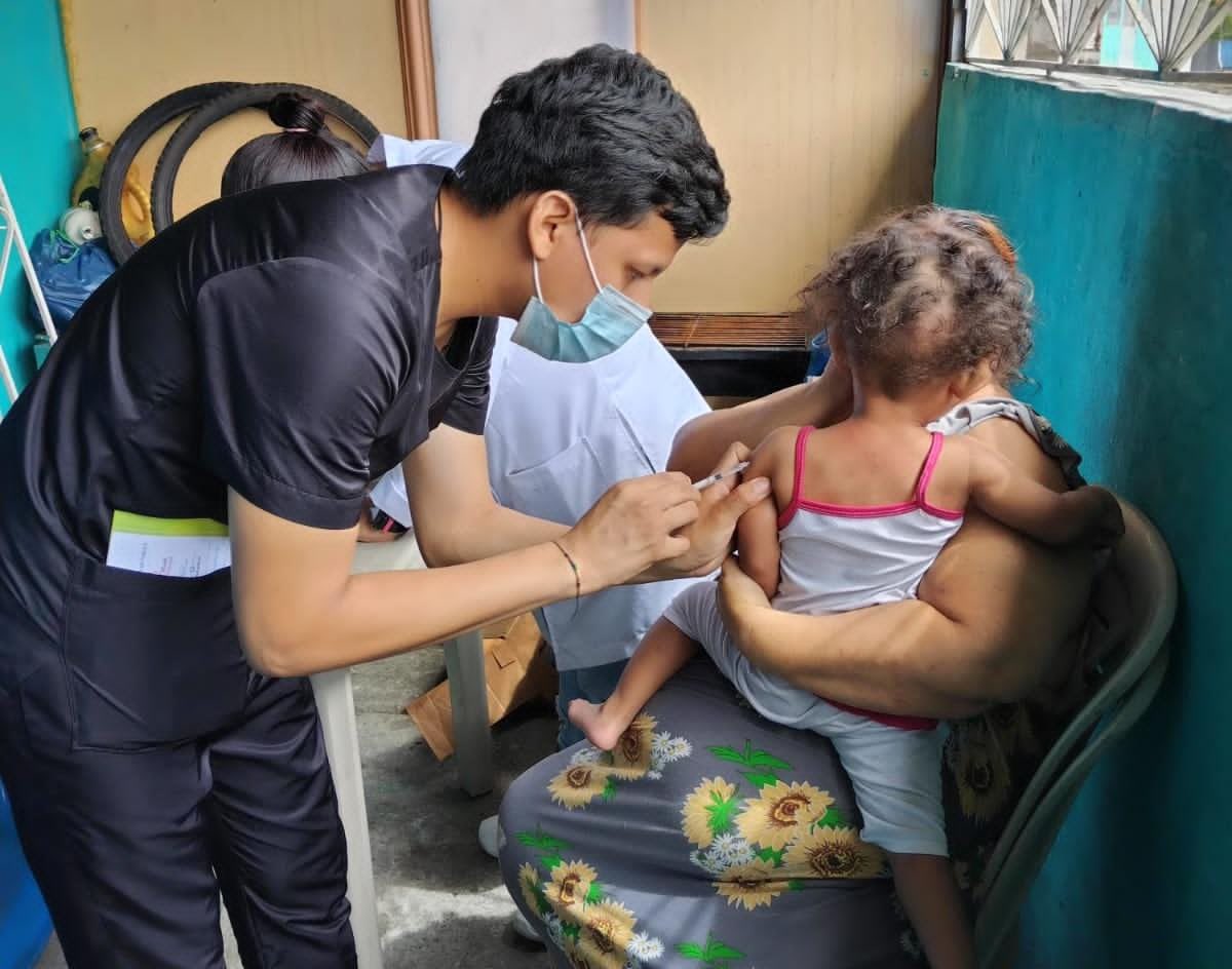 Salud_Guayas's tweet photo. #JuntosPorLaSalud | En varios sectores populares del sur de #Guayaquil, el personal del #Distrito09D01 de @Salud_Ec, inmunizó a la población con #EsquemaRegular y contra la #Influenza. https://t.co/Czi65un5Vv