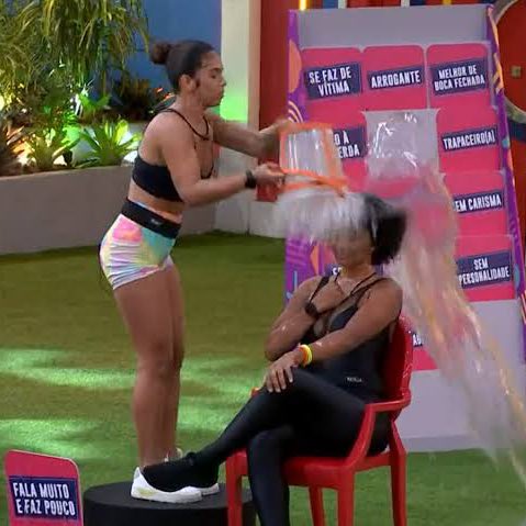 choquei's tweet photo. Key disse que se bater o balde na cabeça de outro sem querer é agressão e motivo de expulsão, então o que a Bruna fez, também é. #BBB23 https://t.co/jcFhRSTzEt