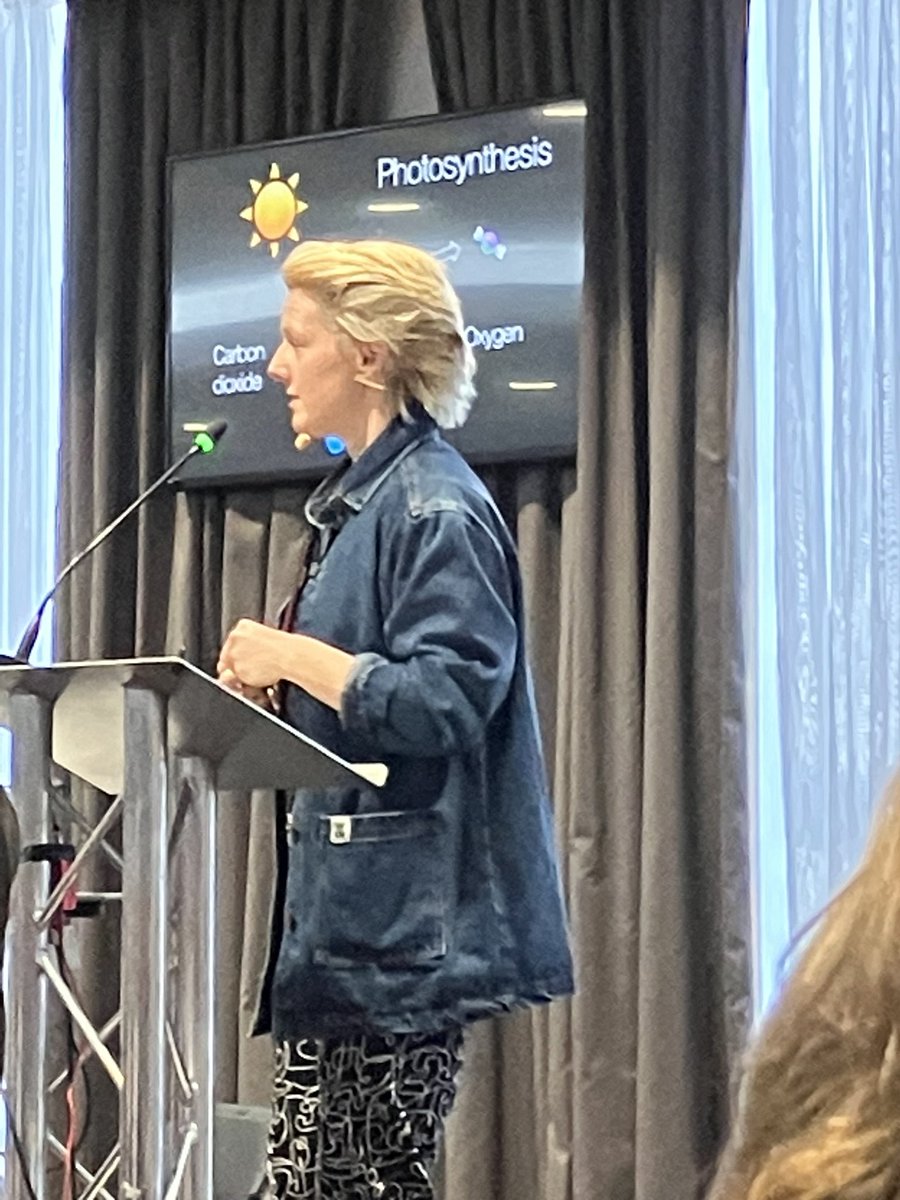 TJohns85's tweet photo. A good day out at #ashtongate #sciencelive #gcsesciencelive thanks to @jimalkhalili @davecliff @AnnaPloszajski @gcsesciencelive #robertwinston #drhannahcritchlow https://t.co/6DXQEdAkOz