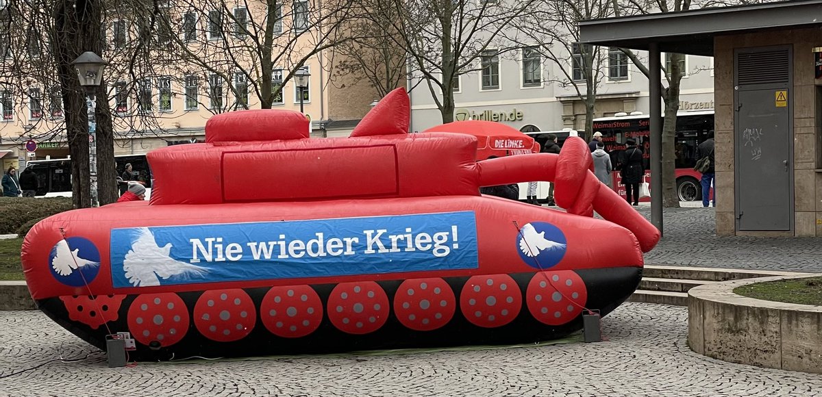 LGeibert's tweet photo. Heute Stand der @Linke_Thl auf dem #Goetheplatz in Weimar. Direkt vor dem Gebäude, in dem heute eine Diskussion zu Putins Krieg, unteranderem mit Friedensnobelpreisträgerin #Scherbakowa und MdB #Schäuble, stattfindet. Bewusste Provokation oder einfach geschmacklos @bodoramelow ? https://t.co/Wuy8rjjcvt