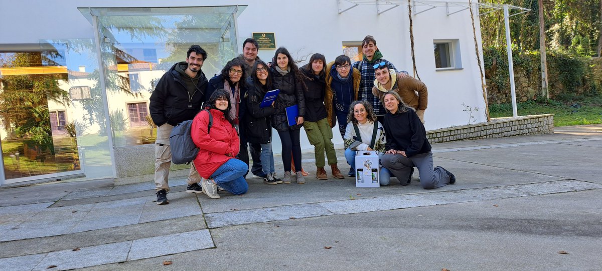 ceidagalicia's tweet photo. Alumnado do CIFP A Granxa de Ponteareas coñecendo a nosa #biblioteca e centro de documentación ambiental, esta mañá nas antigas cabalarizas do Pazo de Lóngora. Grazas pola vosa visita!! #bibliotecasverdes #pazodelongora #ceida https://t.co/GlsjFUX2L0