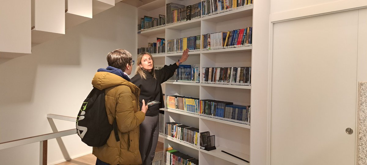 ceidagalicia's tweet photo. Alumnado do CIFP A Granxa de Ponteareas coñecendo a nosa #biblioteca e centro de documentación ambiental, esta mañá nas antigas cabalarizas do Pazo de Lóngora. Grazas pola vosa visita!! #bibliotecasverdes #pazodelongora #ceida https://t.co/GlsjFUX2L0