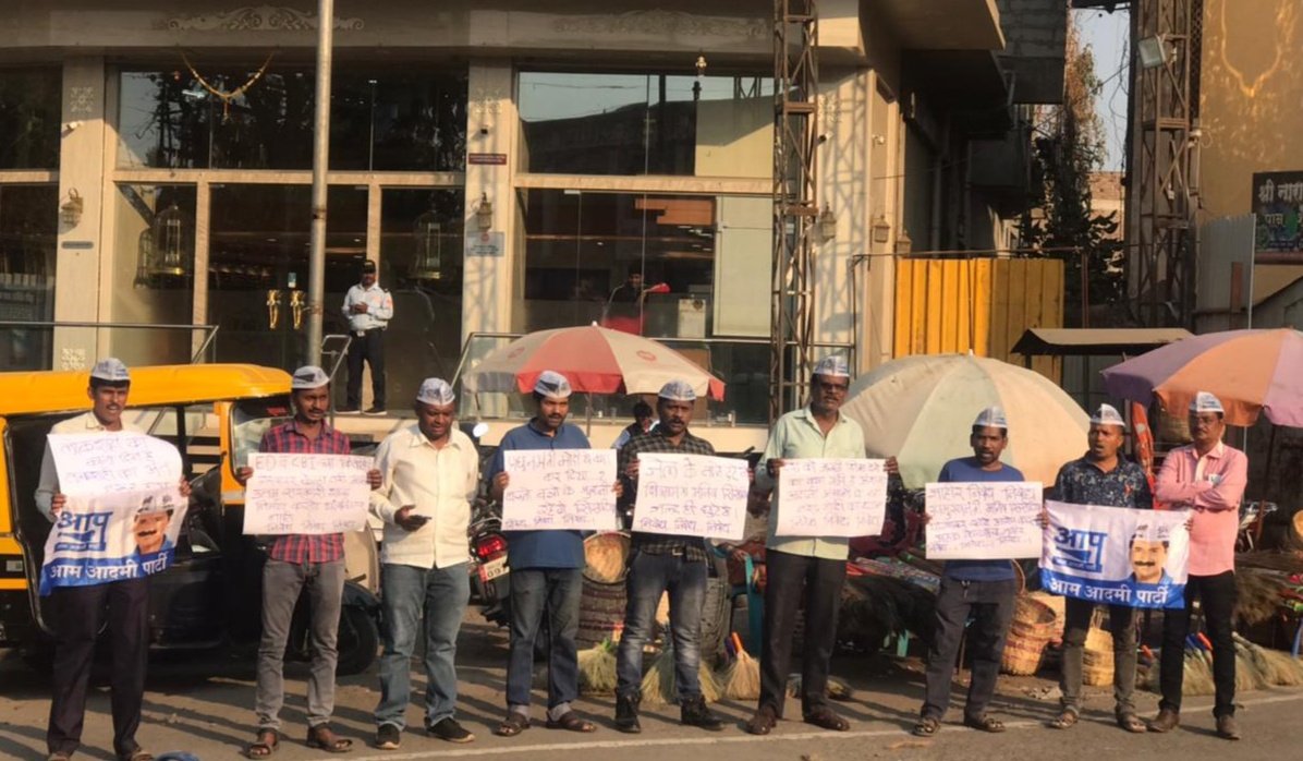 AAPSangli's tweet photo. आज आप पक्षाचे उपमुख्यमंत्री व शिक्षणमंत्री मा मा मनीष सिसोदिया यांना खोट्या आरोपाखाली केलेल्या अटकेचा मिरज मधील महाराणा प्रताप चौक येथे निषेध पोस्टर हातात घेऊन जाहीर निषेध केला.यावेळी मोठ्या संख्येने पक्षातील पदाधिकारी व सदस्य उपस्थित होते. https://t.co/FQeSK9eMKS