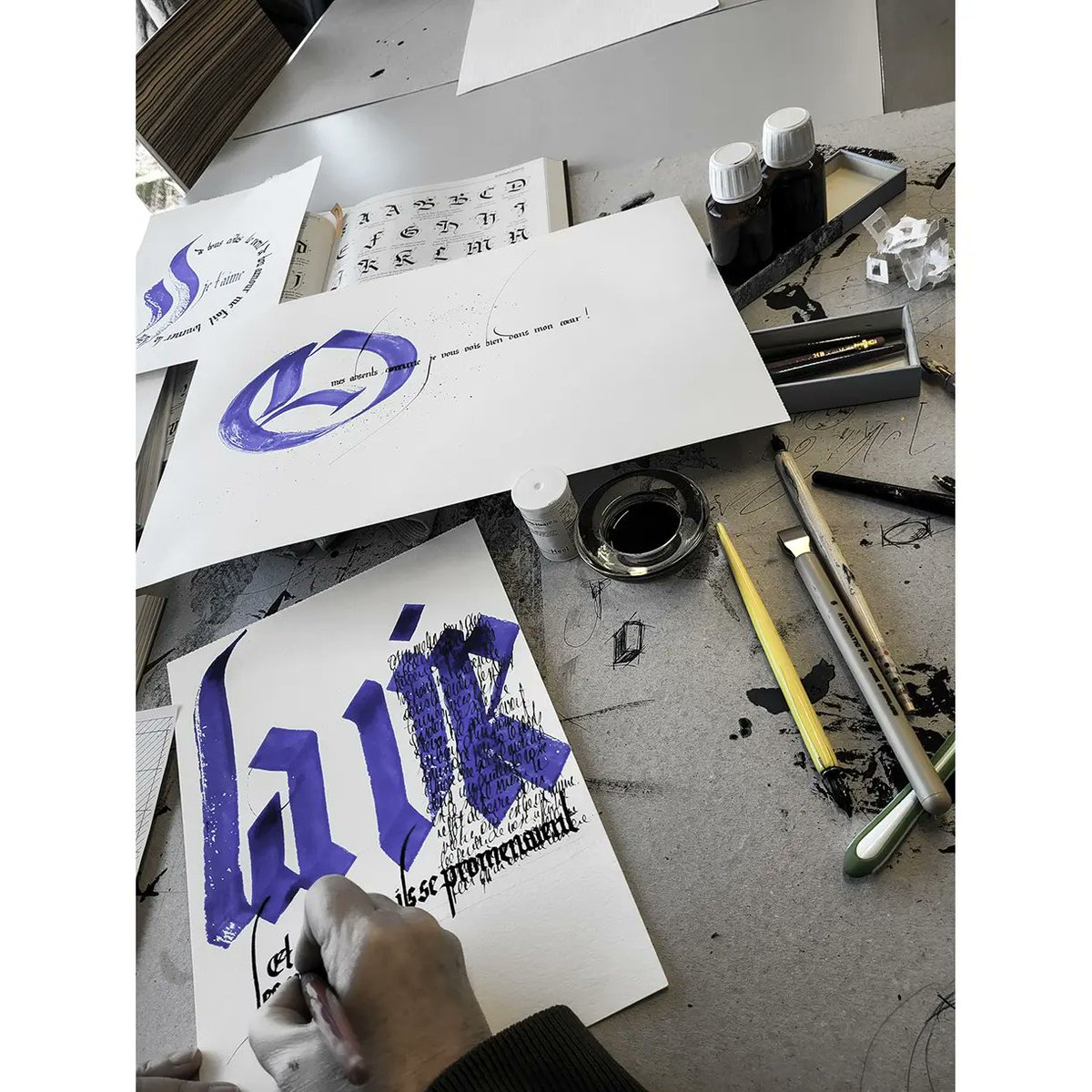 StefAlf357's tweet photo. ÉLÈVES AU TRAVAIL
.
#workshop #calligraphie #calligraphy #calligraphe #calligrapher #scribe #scriptorium #calligraphyart #calligraphyartist #handmadeletters #handlettering #letteringartist #handwriting #writing #writers #ecritures #gothiccalligraphy #gothicletters #gothique https://t.co/xJJIQTxSET