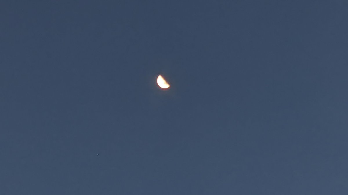 madumba_f's tweet photo. ❤️great shot of the moon 📸
#pixel3axl. 
@madebygoogle https://t.co/IHT8xyezP6