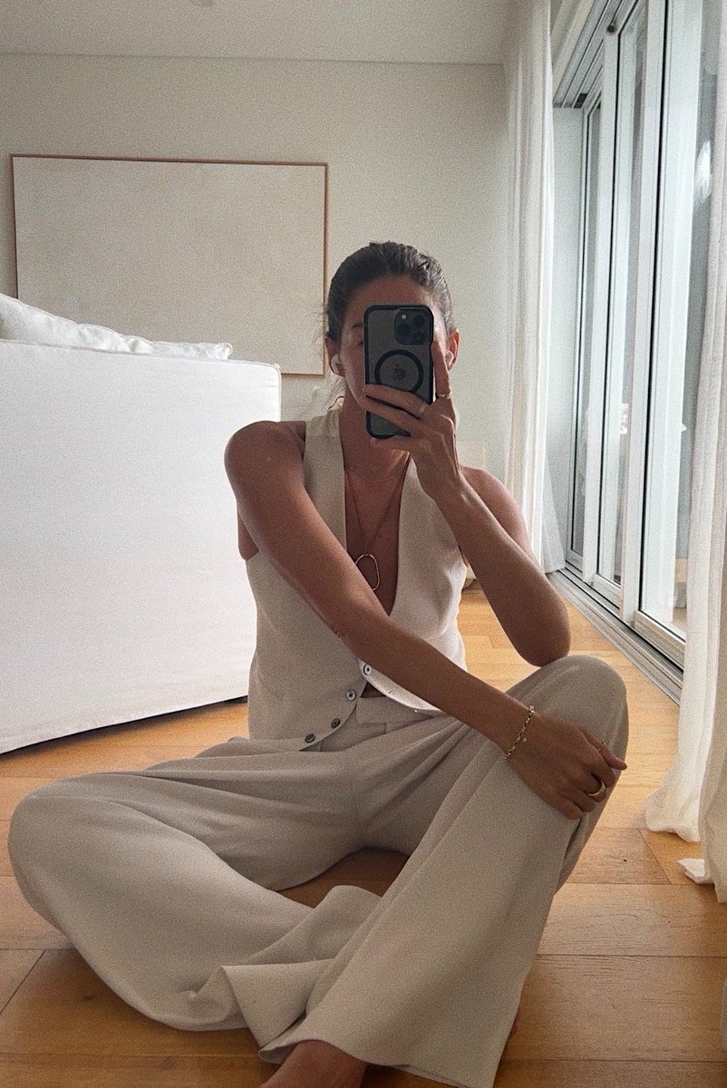 Stylist Angie Smith looks fab wearing the Winser London designer waistcoat and pleated trousers!

A versatile addition to your wardrobe, designed in luxurious Japanese satin backed crepe. Team with our new oversized jacket in pearl or black.

winserlondon.com