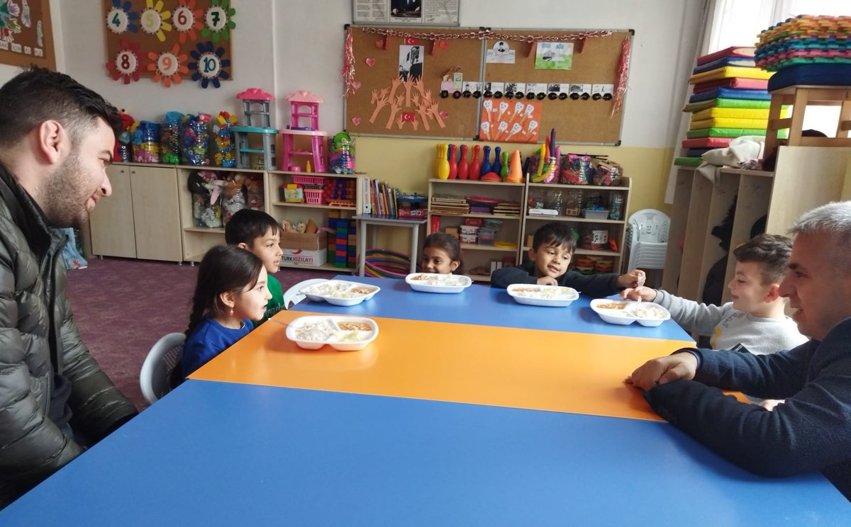 taraklimem's tweet photo. İlçe Milli Eğitim Müdürümüz Serkan KORKMAZ  bugün Yenidoğan İlkokulu  anasınıfı ve  Yenidoğan Ortaokulunu ziyaret ederek  öğretmen ve öğrencilerimizle biraraya geldi.
 @tcmeb 
@sakaryamem @ebubekirsavasci @skorkmaz321 https://t.co/7WvYsUSw5D