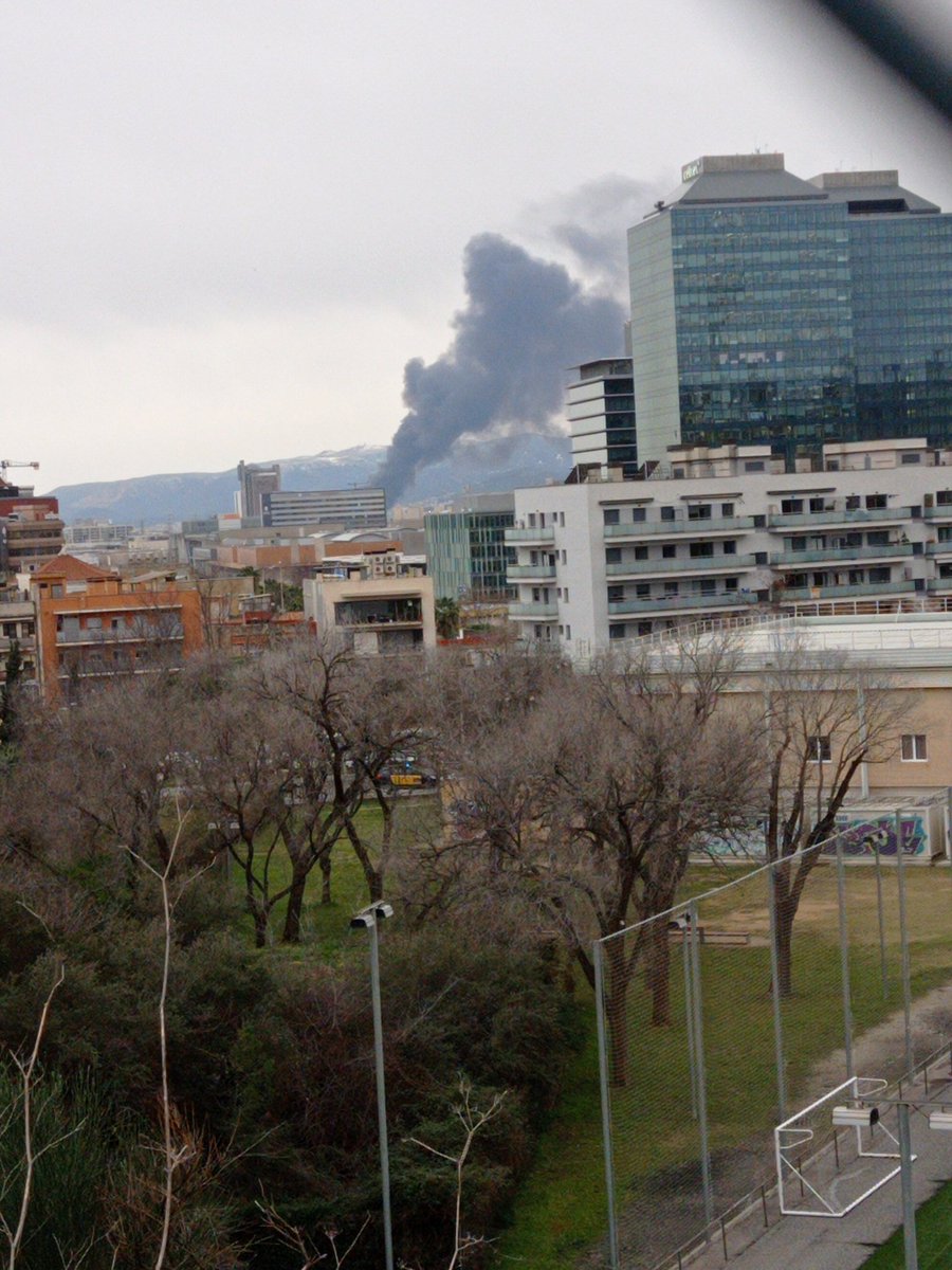 AUTOPEDRALBES's tweet photo. #Incendi a rodalies de bcn https://t.co/6hWWK7i4TO