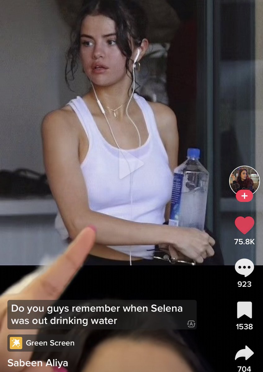 drewlegend_'s tweet photo. se acuerdan de selena respirando? oh raro que hailey respire también 🤡 https://t.co/bWyKex9II8