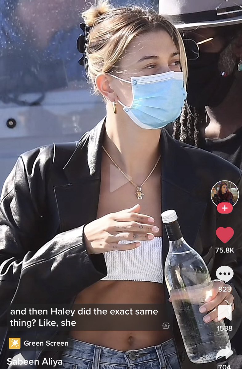 drewlegend_'s tweet photo. se acuerdan de selena respirando? oh raro que hailey respire también 🤡 https://t.co/bWyKex9II8