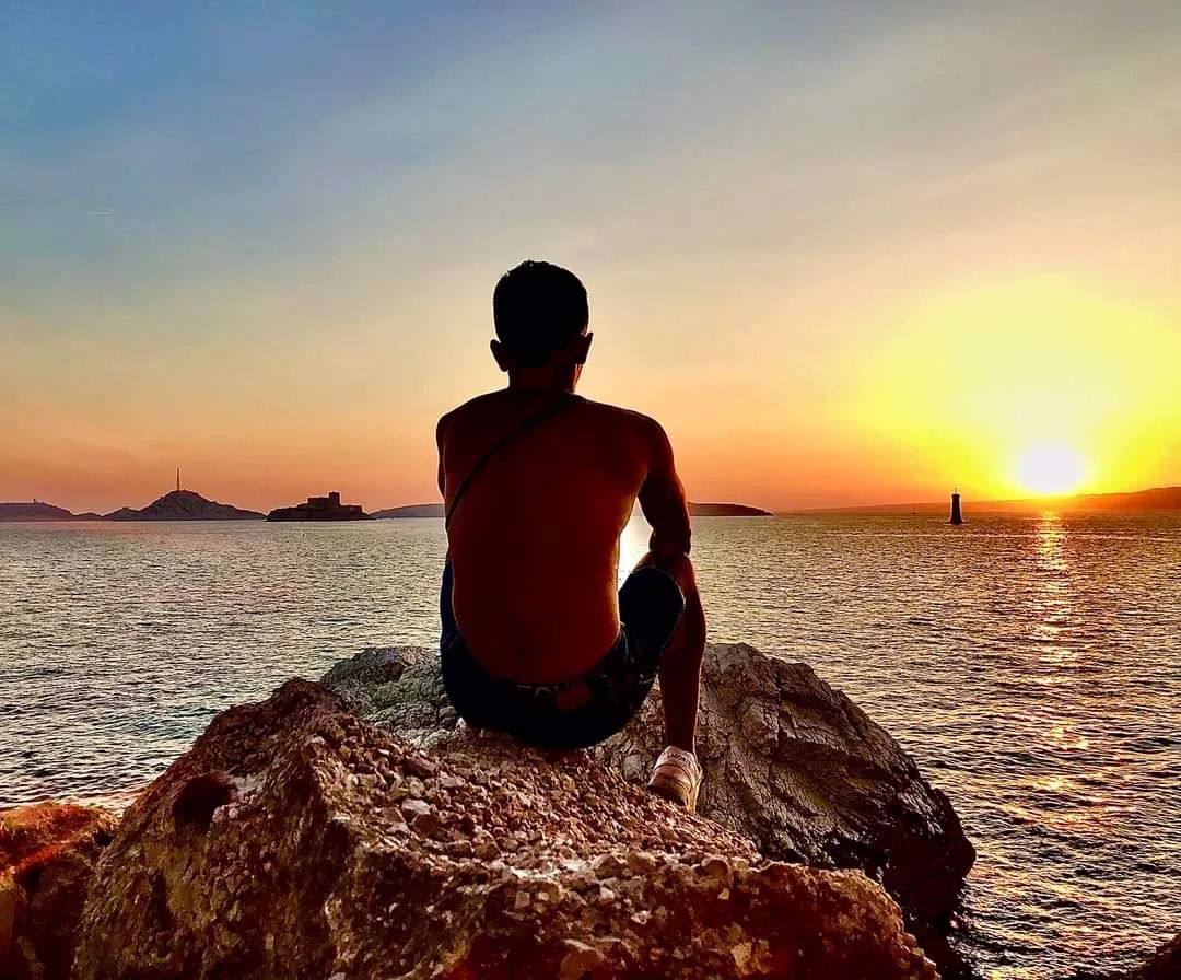 Stellandromede's tweet photo. 💙🤍🫶🌇🌄🌅🌞Pour vous souhaiter une belle fin de journée...
Photo partagée avec Manolo , merci à toi encore .....
" 💙🤍Et si tu croises le bonheur...Dis lui qu'il passe me voir tout seul comme un bonhomme...💙🤍⚡#marseille #malmousque #sunset #sunsetlovers #sunsetphotography https://t.co/ww7Imy4tLt