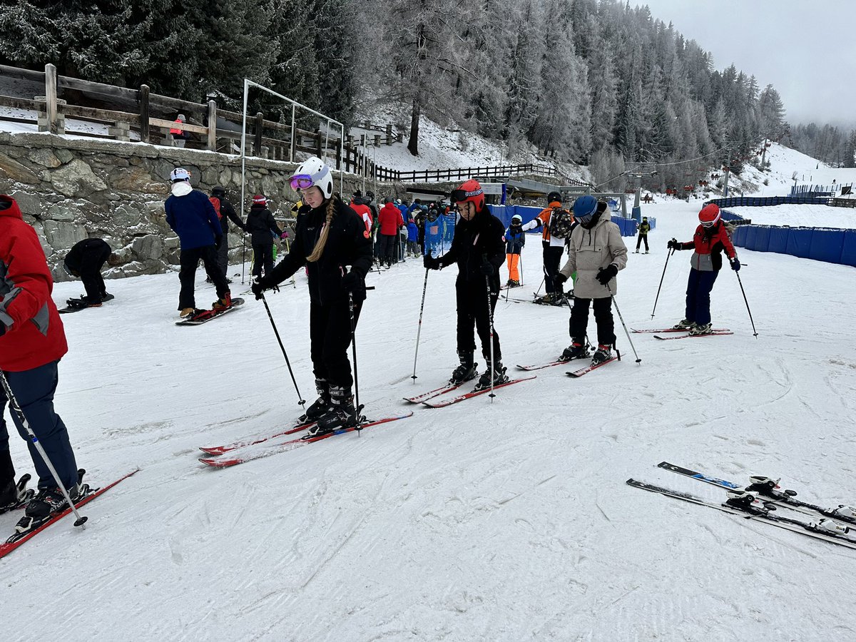 ATS_Skiing's tweet image. Beginners groups did amazingly well today, confidence is high ready for tomorrow @ArchbishopTemp @InterskiSchools #learntoski #skischool #amazing