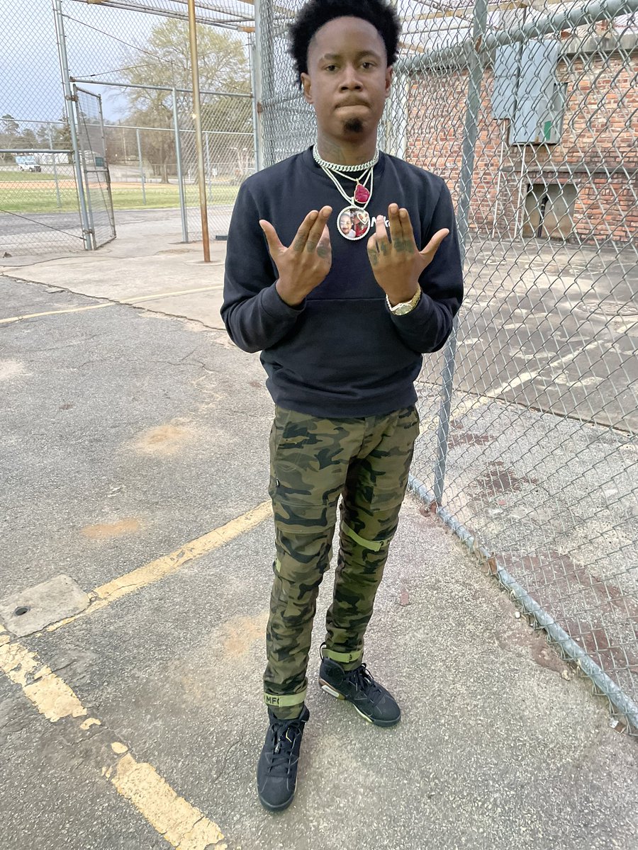 YoBarberGlizz's tweet photo. Might Stuff Me AⓂ️ In Some Big Gibeau’s 🦈💵

T H E⚡️
B L A C K🎱
R O S E🥀 https://t.co/mZE0jRVgw8