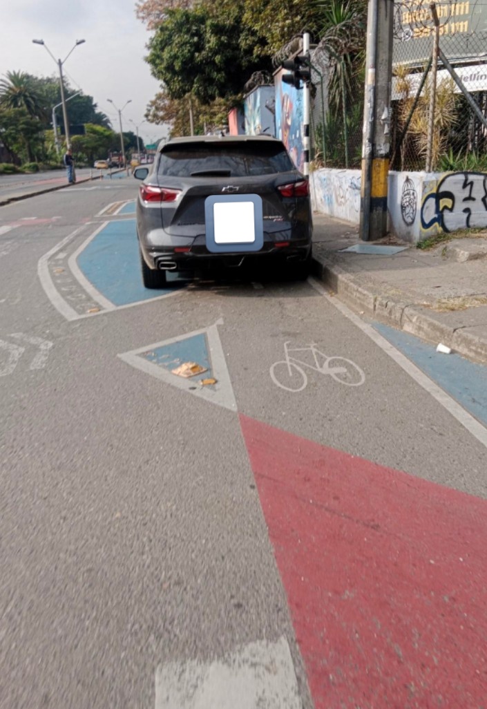 Denunciascm's tweet photo. #FotoMultaSocial
En relación a la anterior nota sobre el tema procedemos a compartir la "aclaración" que solicita el afectado:
Indica que efectivamente el vehículo estuvo estacionado sobre la ciclo ruta esto por iniciativa del agente de tránsito @sttmed el cual autorizó.⬇️ https://t.co/UFInMQCy4F