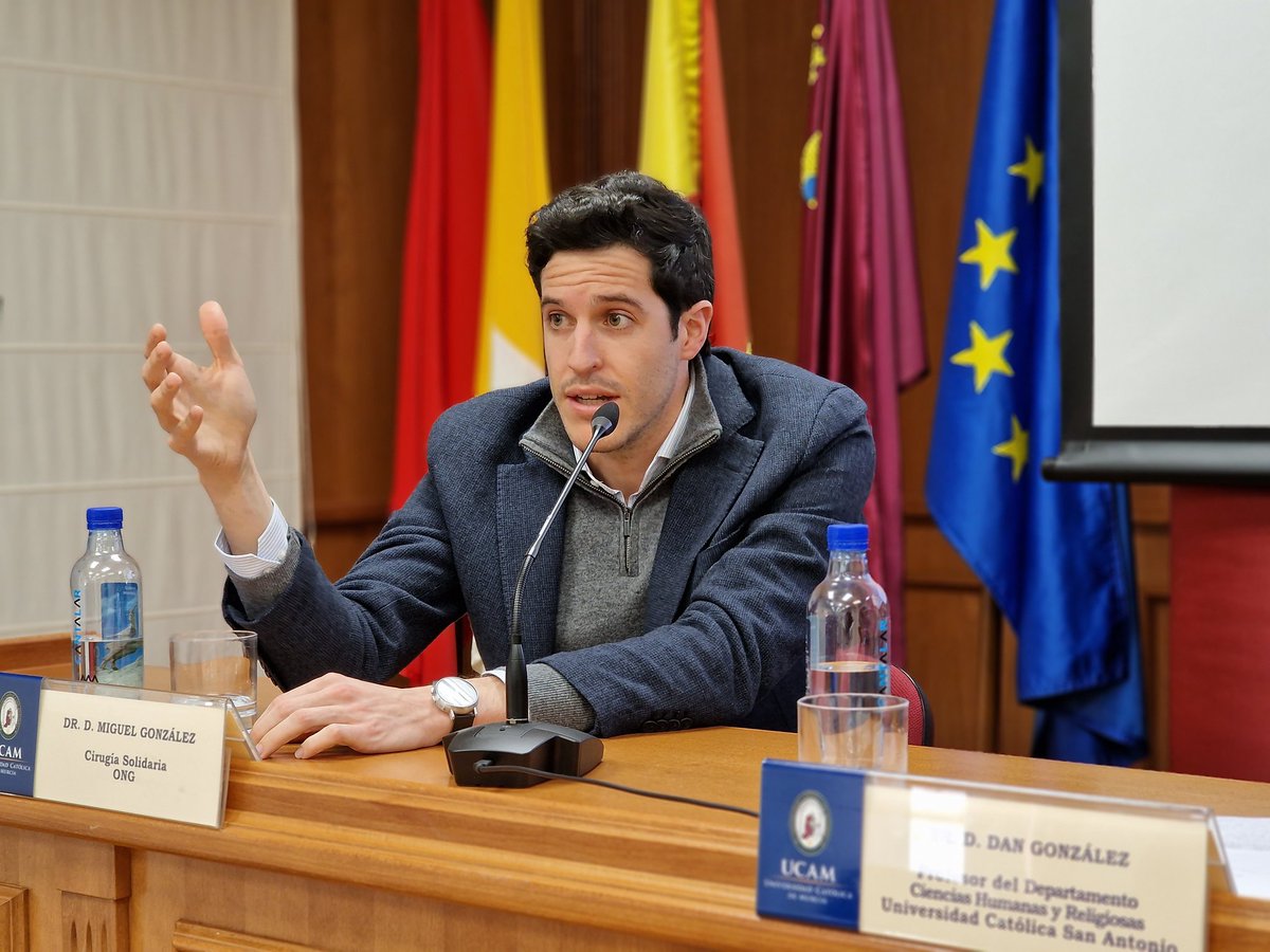 UCAM's tweet photo. 📸 Cirugía Solidaria, @WORLDPROJECTONG y @bomberosunidos han mostrado esta tarde su labor en las XXII Jornadas Internacionales de Caridad y Voluntariado https://t.co/cXsq32lfke