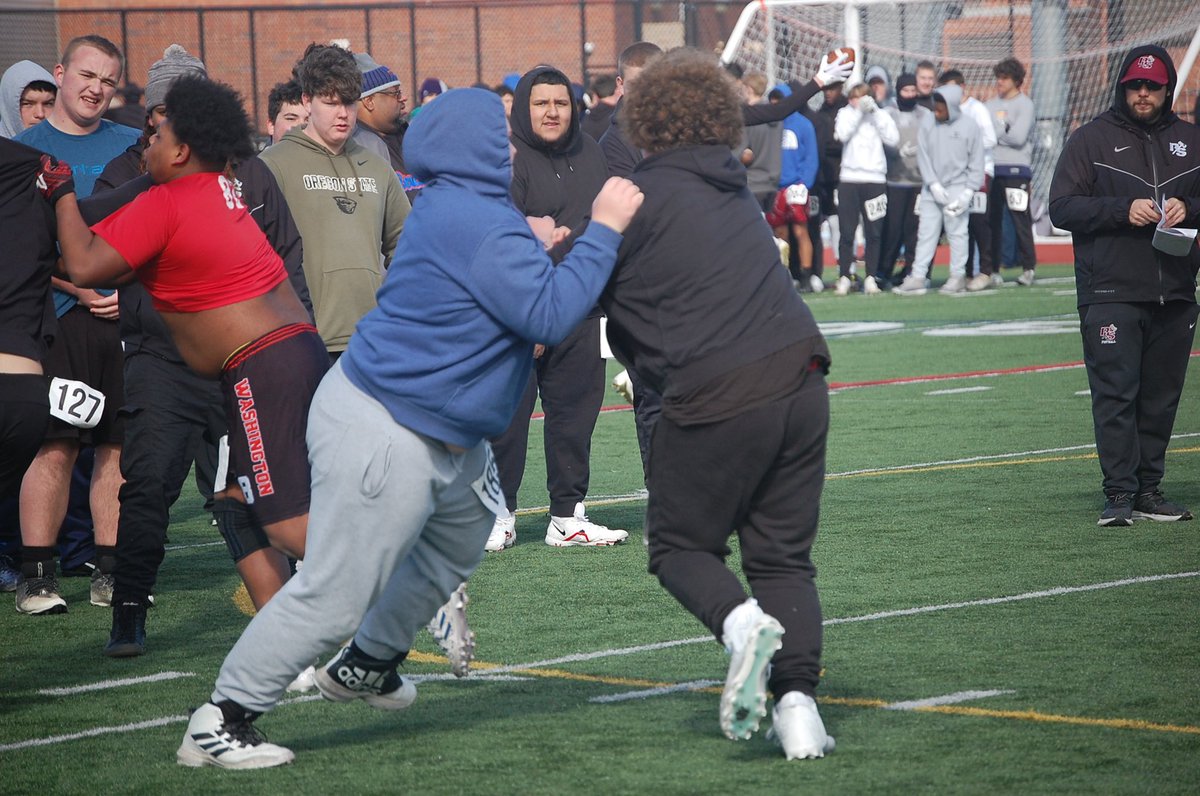 BigApain34's tweet photo. @DreisohnAdolf74 had a day yesterday and the CCSC in Tacoma.  Got some 1 v 1 action. Need to work more with @PilaDaGreat and @DM_ATHLETICS and get that SaC time with @TWolvesFBall. Junior season is gonna be fun.  @P_S_football @CWUFB @UW_Football @EWUFootball @NCSA_Football https://t.co/5Ki7uP53Js