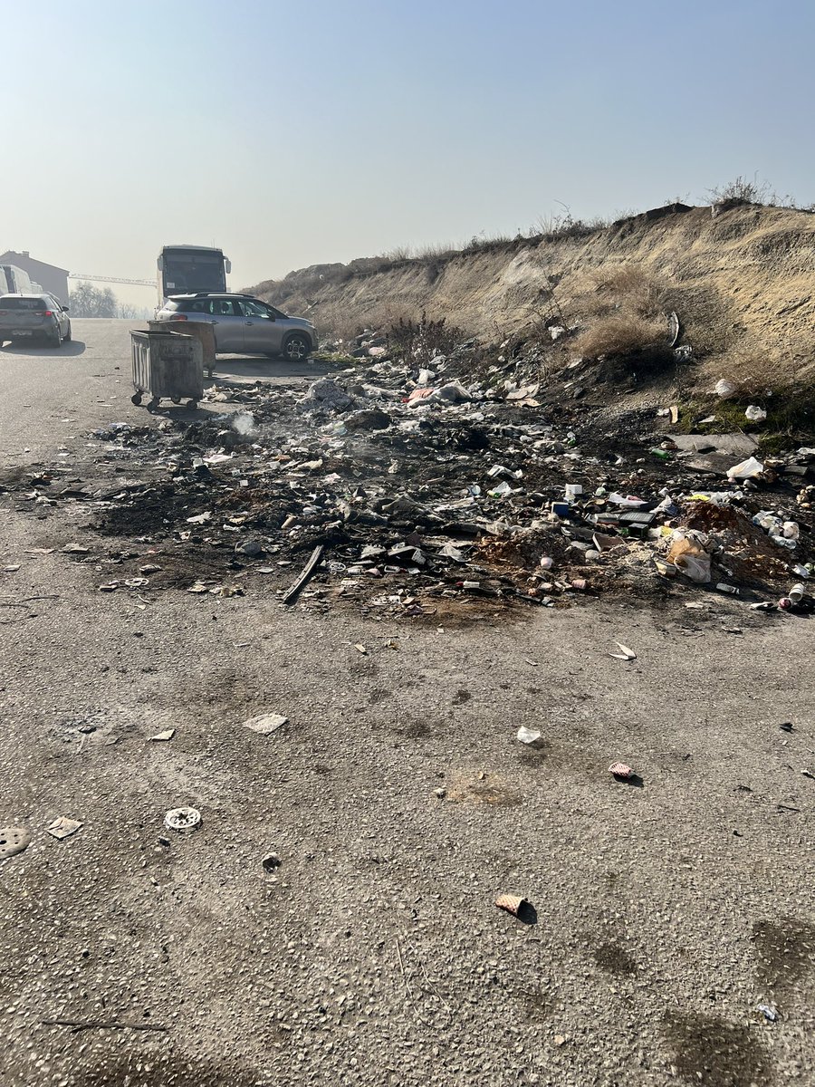 Sayın yetkililer buranın çöpünü kim alacak bahçe Kapı mah 2493 cadde üstü şaşmaz <a href="/ankarabbld/">Ankara Büyükşehir</a> <a href="/mansuryavas06/">Mansur Yavaş</a> <a href="/mavimasa/">Başkent153</a>