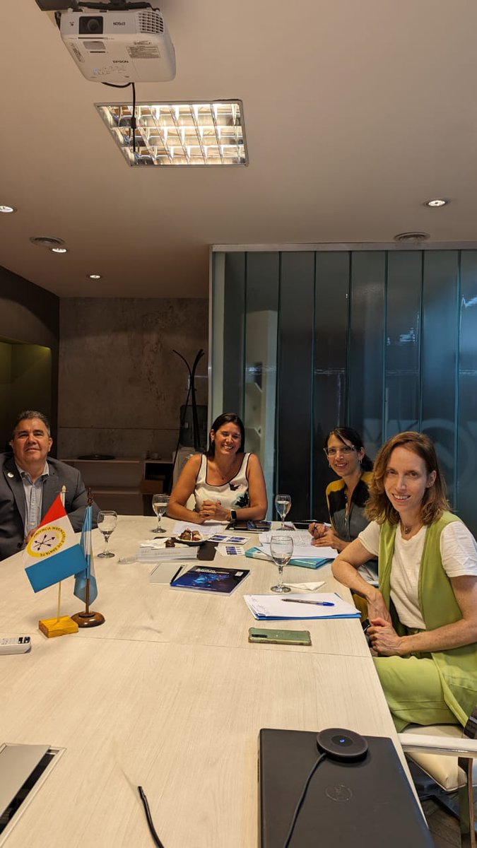 #BuenLunes 
 
Tuvimos la oportunidad de compartir en la Casa de 
<a href="/GobSantaFe/">Gobierno de Santa Fe</a>, el “Mapa del Desarrollo Humano”, junto a la Secretaria de Cooperación Internacional <a href="/JulietaDeSanFe/">Julieta De San Félix</a>, la Secretaria de Gestión Federal 
@candelariagdp y el Director del <a href="/IPECSantaFe/">IPEC Santa Fe</a> Gabriel Frontons.