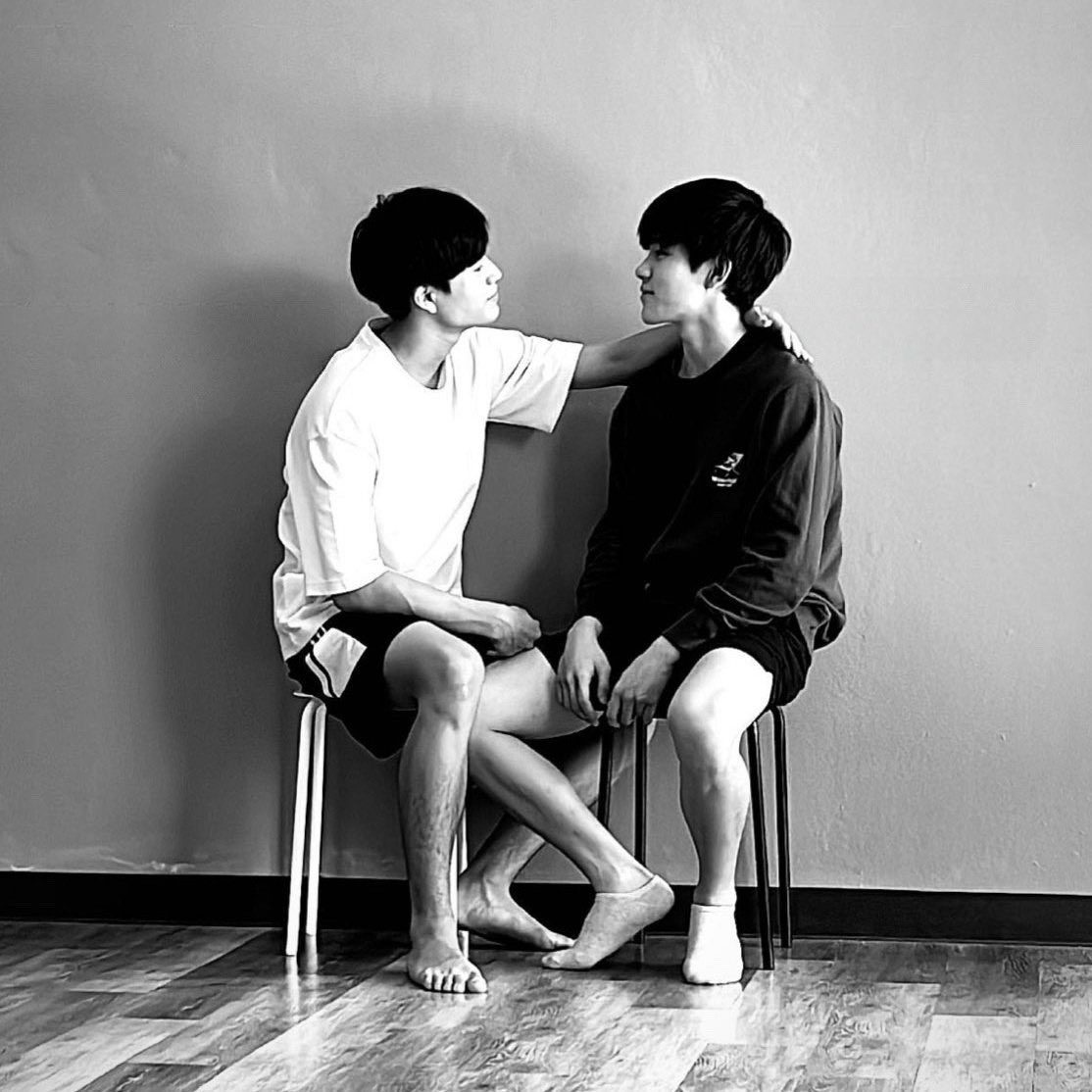 Fah_Jir's tweet photo. มันเป็นความสัมพันธ์ที่ใครบางคนบอกว่าแพ้ขนหมา แต่กลับยืนยันว่าจะปกป้องใครอีกคนจากหมาทุกตัวบนโลกนี้เอง :) 

#เจมีไนน์โฟร์ท
#GeminiFourth https://t.co/c5rRGWsmIa