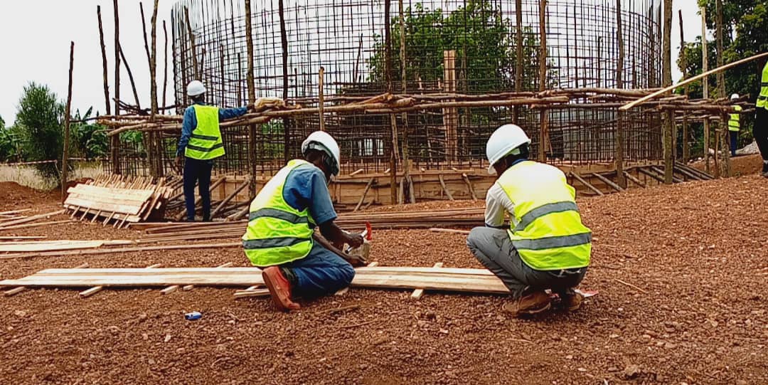 SectorJuru's tweet photo. Kuwa mbere tariki ya 27/02/2023, Ubuyobozi bw'Umurenge wa Juru bwasuye @SectorJuru imirimo yo kubaka ikigega cy'amazi cyubakwa #COFORWA, ku bufatanye na #WaterAid kugira ngo Umurenge ushobore kubona amazi meza. Imirimo iragenda neza. @BugeseraDistr, @WateraidRwanda, @RwandaEast https://t.co/q0N0w6F7Zd