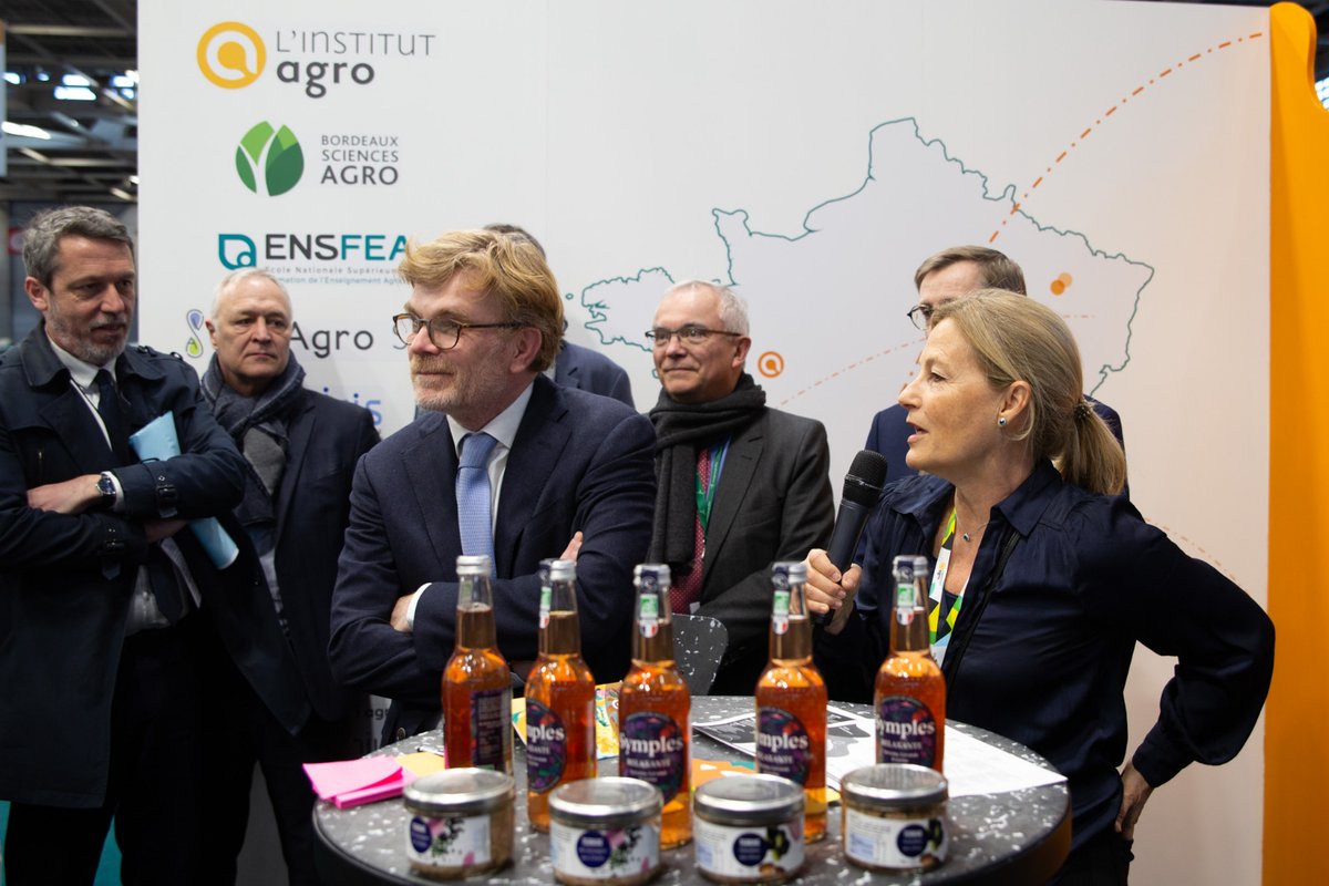 ENSAIA's tweet photo. #SIA2023
Echanges entre @MFesneau @Agri_Gouv et les étudiants, Boissons #Symples en vedette, retrouvailles avec les alumni...
De belles journées au Salon International de l'Agriculture
📍stand #grandesécolesduvivant Hall 4 n°E065 https://t.co/7Qi3VfOV6s