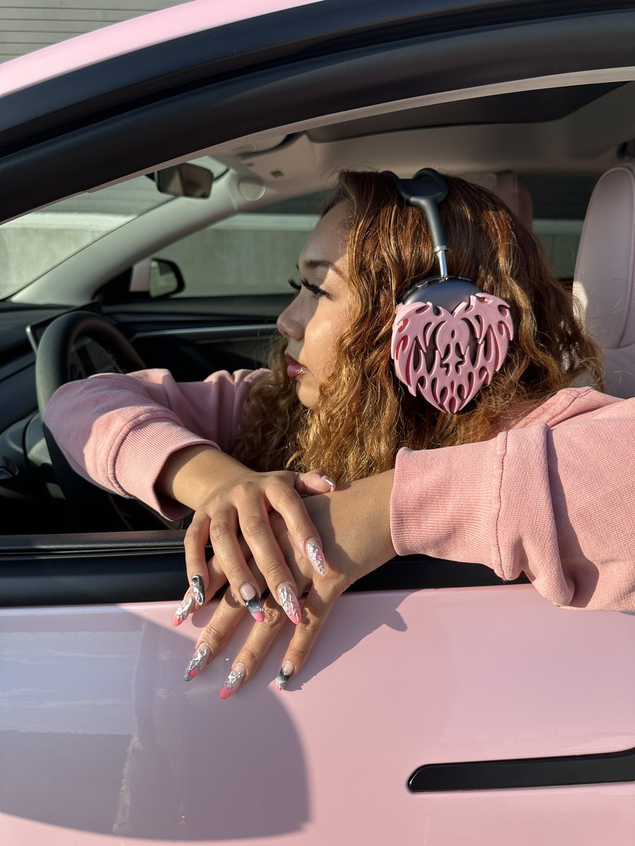 FrancescaBourdi's tweet photo. Pink Heart attachments for AirPods Max headphones from @BourdierFashion 💗 https://t.co/H00rljE5UX