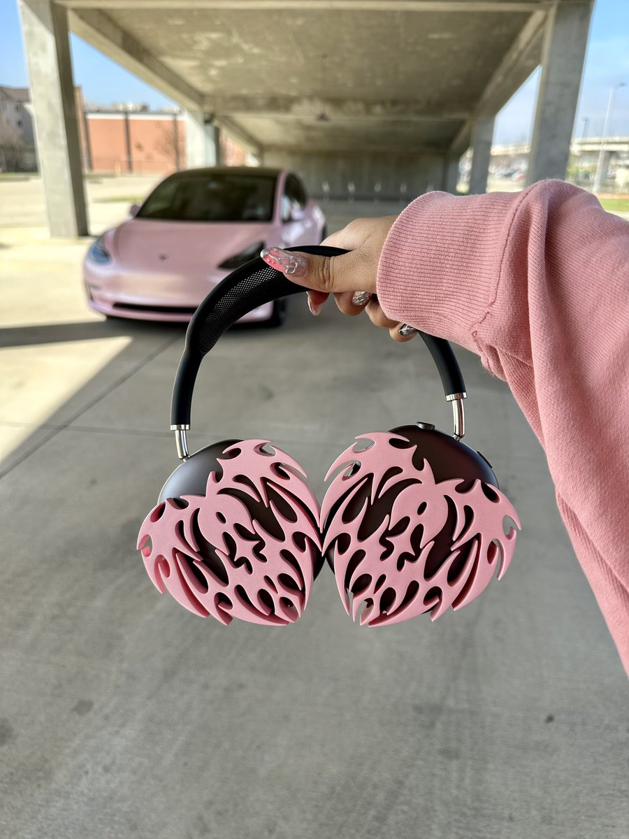 FrancescaBourdi's tweet photo. Pink Heart attachments for AirPods Max headphones from @BourdierFashion 💗 https://t.co/H00rljE5UX