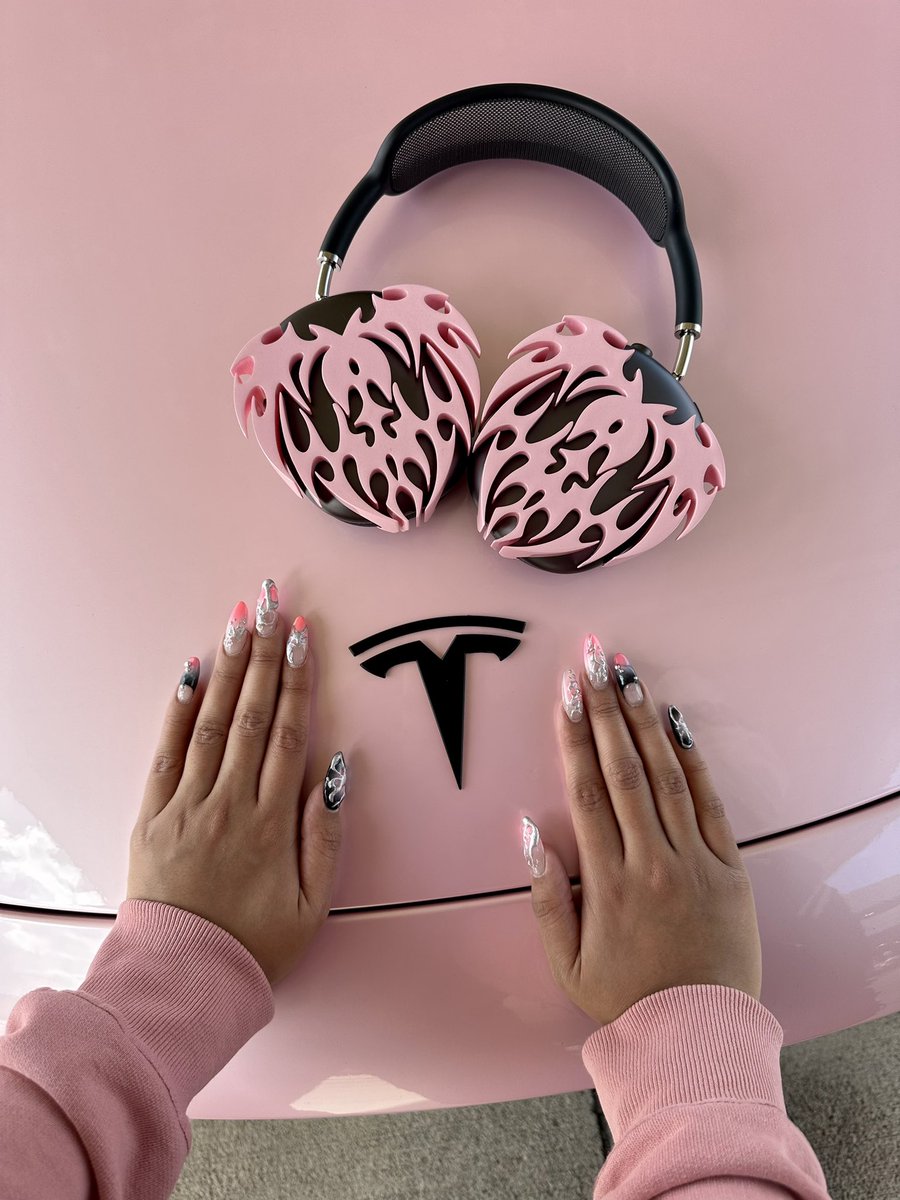 FrancescaBourdi's tweet photo. Pink Heart attachments for AirPods Max headphones from @BourdierFashion 💗 https://t.co/H00rljE5UX