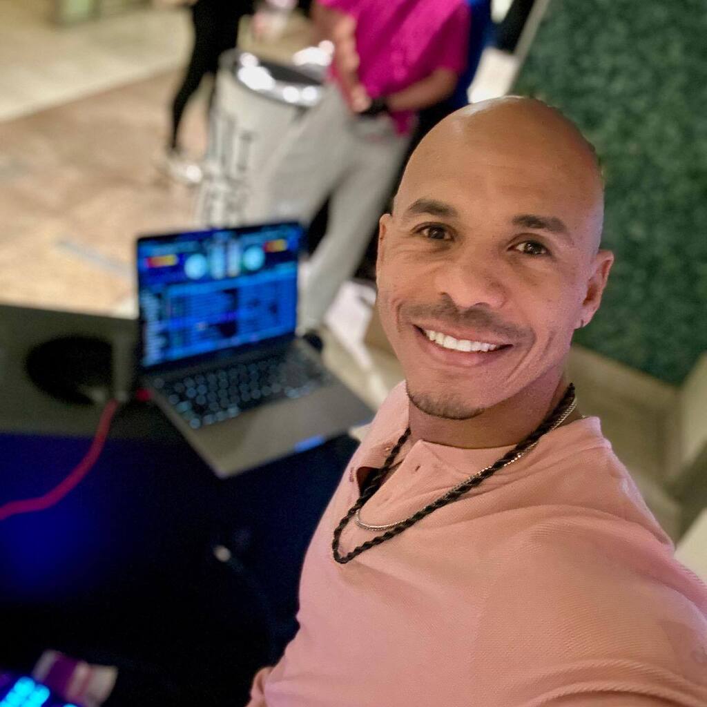 They say if u love something let it go, I say if u LOVE something NEVER let it Go… 20yrs and counting 🎵 😊 🕺🏽 💿 🎉 

#Dj #Parties #MakeMoves #Equinox #BodyWeightBootKAMP #Humor #RepresentationMatters #IAmTheDj #MoyalMade #Motivation #LifeStyle #Wor… instagr.am/p/CpK8SEHr0i9/