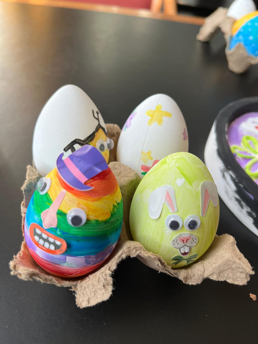 RM1837's tweet photo. Het is voorjaarsvakantie, dus is er weer 'n ponykamp. Met 'n prachtige eerste dag! Buiten in de zon gepoetst🌞, dressuur gereden,  paaseieren beschilderd🥚 en hazen geverfd. Daarna gegeten (en gesnoept😋) en 'n buitenrit van 3 kwartier in 't bos gemaakt.🏇 
#voorjaarsvakantie https://t.co/nOYeqD0Wu0