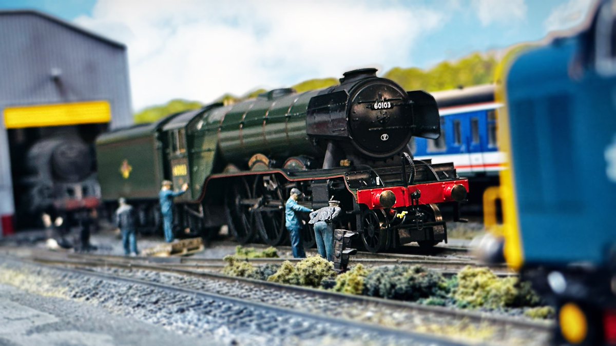 bluffrs2buffrs's tweet photo. We’re fashionably late to the #FlyingScotsman100 party, but theres been a shortage of cleaners on shed due to an outbreak of athlete’s foot. 🤷‍♂️ #TMRGUK #flyingscotsman #modelrailway @Modelu3d @hornby https://t.co/z1oQaEm5Wy