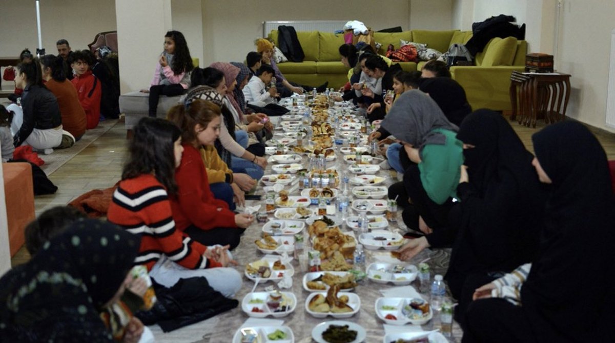 Zonguldak Bülent Ecevit Üniversitesi kente gelen depremzedeler için kahvaltı hazırlamış.

Depremzedeler yerde, protokol üyeleri masada.

Ayıp!!

#deprem #hataydepremi #adiyamanyardimbekliyor #Gaziantep