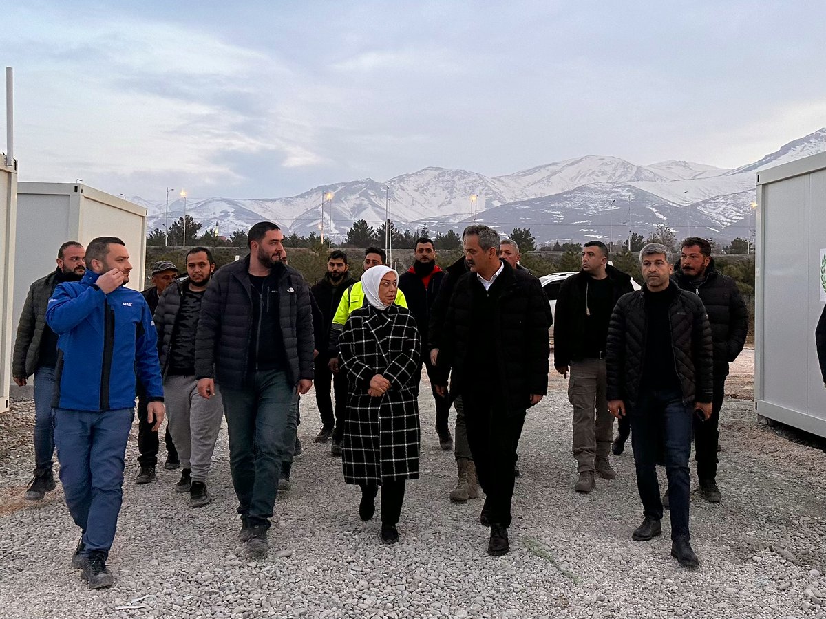 prof_mahmutozer's tweet photo. #Malatya Beydağı’nda vatandaşlarımız için oluşturulan 2 bin konteynere ek olarak Teknokent’te de on binden fazla vatandaşımızın yaşayacağı 2100 konteynerin kurulumları tamamlanıyor.

Daha fazla kenetlenerek hızla toparlanacak, yaraları devlet ve millet el ele saracağız.🇹🇷 https://t.co/lzcllGhyf1