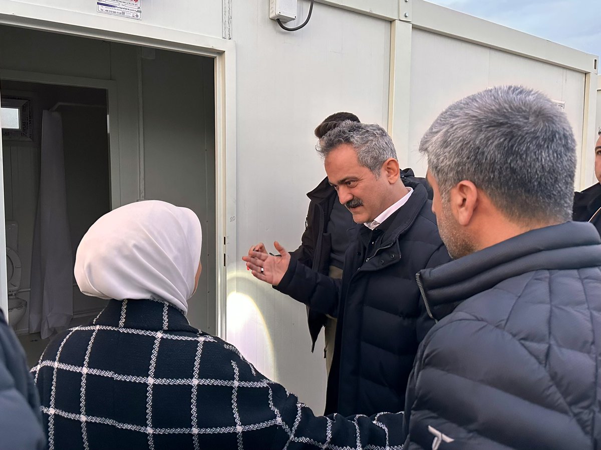 prof_mahmutozer's tweet photo. #Malatya Beydağı’nda vatandaşlarımız için oluşturulan 2 bin konteynere ek olarak Teknokent’te de on binden fazla vatandaşımızın yaşayacağı 2100 konteynerin kurulumları tamamlanıyor.

Daha fazla kenetlenerek hızla toparlanacak, yaraları devlet ve millet el ele saracağız.🇹🇷 https://t.co/lzcllGhyf1