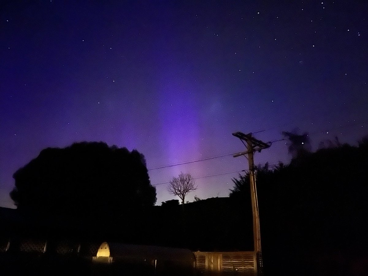 TimSlade15's tweet photo. Massive aurora going off in Dunedin. Easily visible by naked eye https://t.co/FNflk2Ae6m