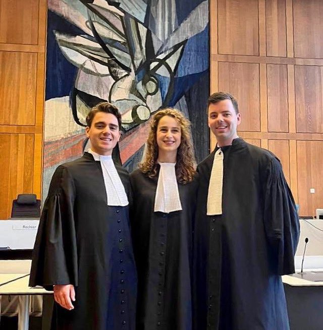 Een bijzonder moment voor Tristan Wouda, Anna Barbara Vrionakis en Jan van Tongeren. Afgelopen vrijdag werden zij beëdigd tot advocaat bij de <a href="/RbGelderland/">Rechtbank Gelderland</a>. Wij feliciteren onze kersverse #advocaten van harte!