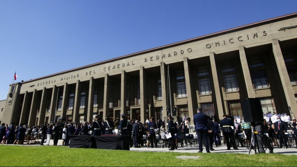 meganoticiascl's tweet photo. Hospitalizan a 25 alumnos de la Escuela Militar y dictan aislamiento de todos los estudiantes de primer año https://t.co/XqgtC07PjL https://t.co/3vHVYGEWR3