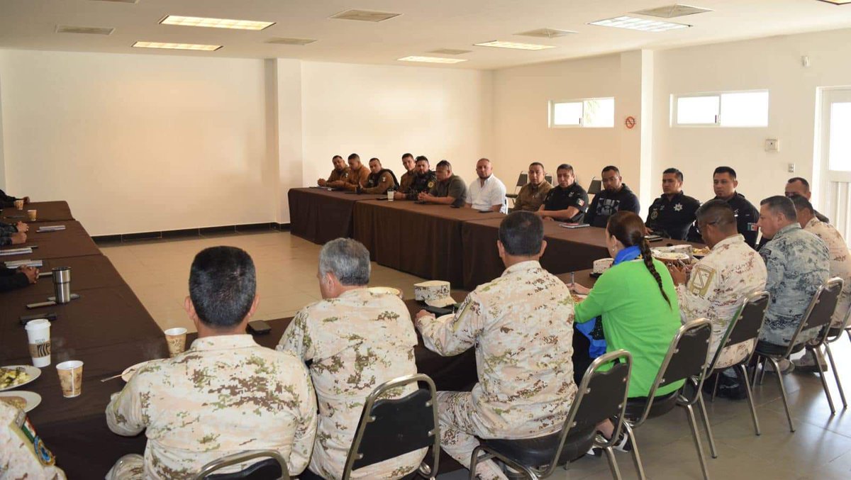 nmaspiedrasneg's tweet photo. Reunión de #Seguridad @villarreal_sonia titular @SSPCOAH Gral. Mondragón Comandante de la  47/va. Zona Militar; Inspector Gral. Noguez Coordinador Regional @GN_MÉXICO_ Mandos de Coordinación Policial #RegiónNorte #TrabajoCoordinado por la #Seguridad de #Coahuila https://t.co/gjSpW2dHsz